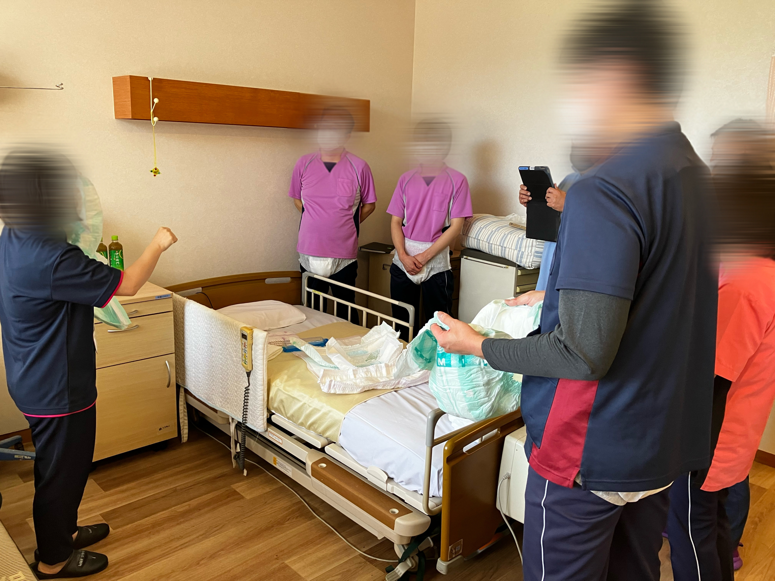 入院　オムツ リブドゥコーポレーションによる養護・特養「オムツの正しい当て方研修」 - 白寿荘｜横浜市いずみ区の養護・特別養護老人ホーム