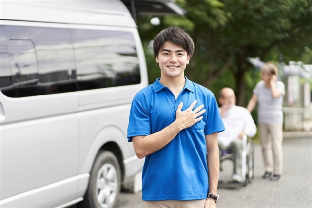 介護タクシーの前に立つ男性