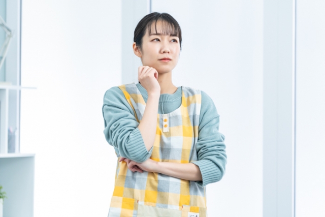 悩む女性