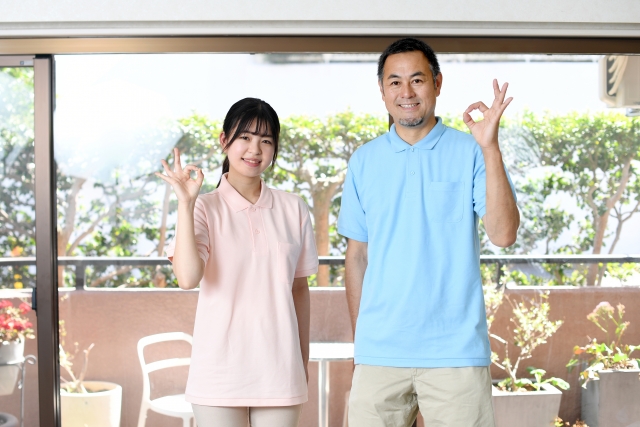 笑顔の男女スタッフ
