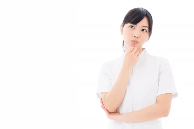 考える介護職の女性