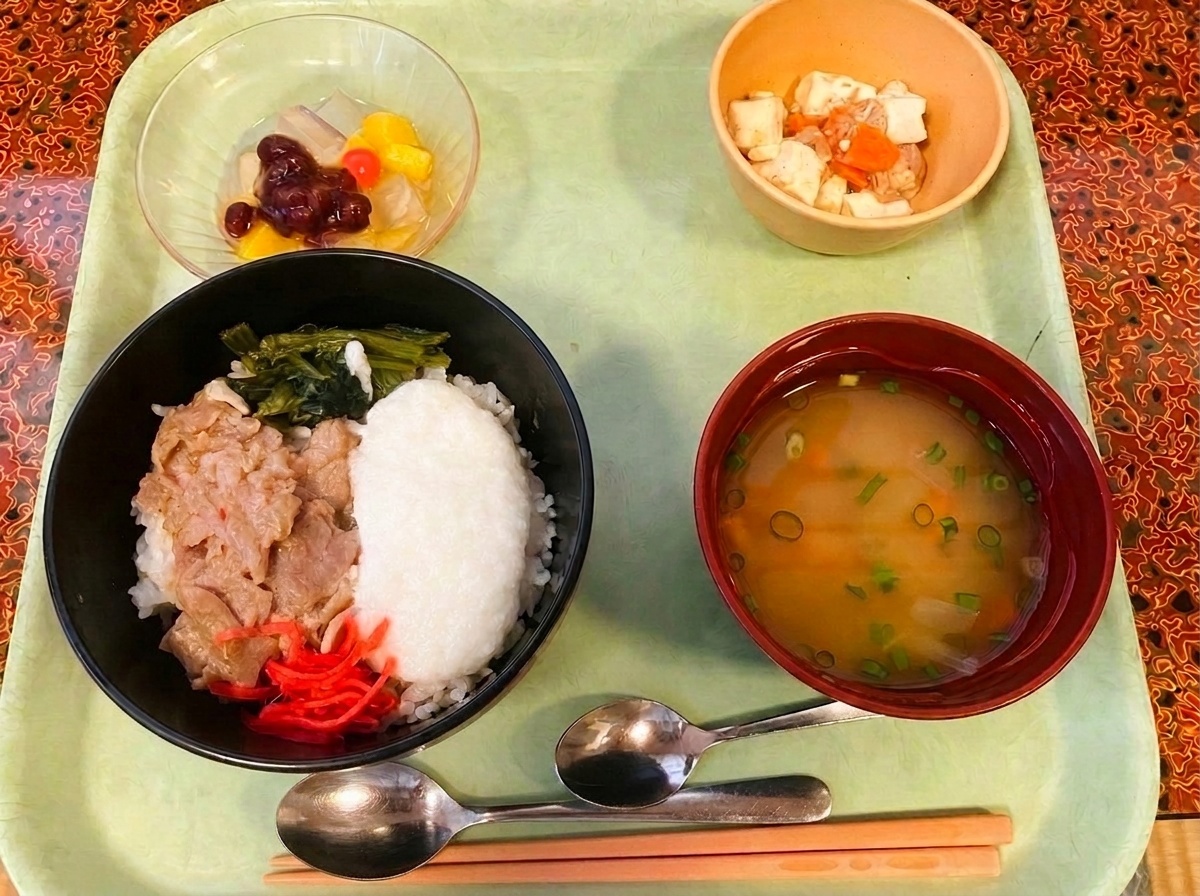 【からだ元気】夏バテ予防「ピリ辛豚ととろろの丼」が、、、｜白寿荘の昼食が侮れません！