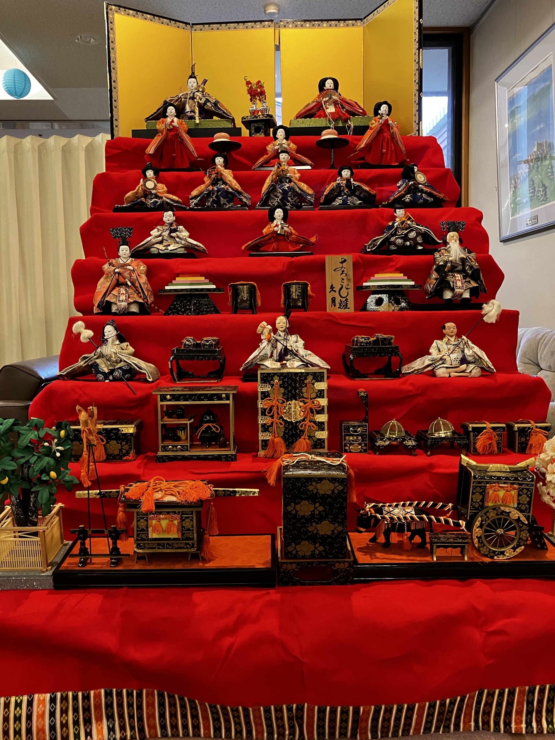 春の訪れを感じるべく、心温まる雛壇を飾りました！