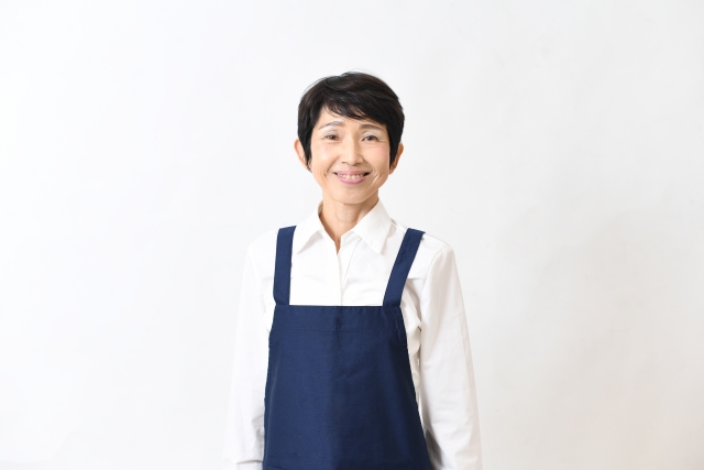 笑顔の中高齢ヘルパー
