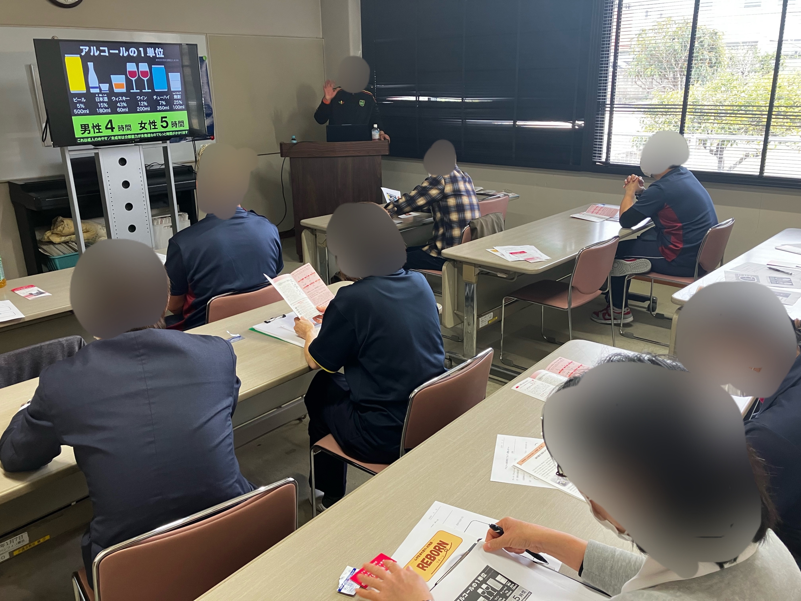 【施設内研修会】「お酒」が「神様」だったあの日から。アルコール依存症と向き合う、ある物語