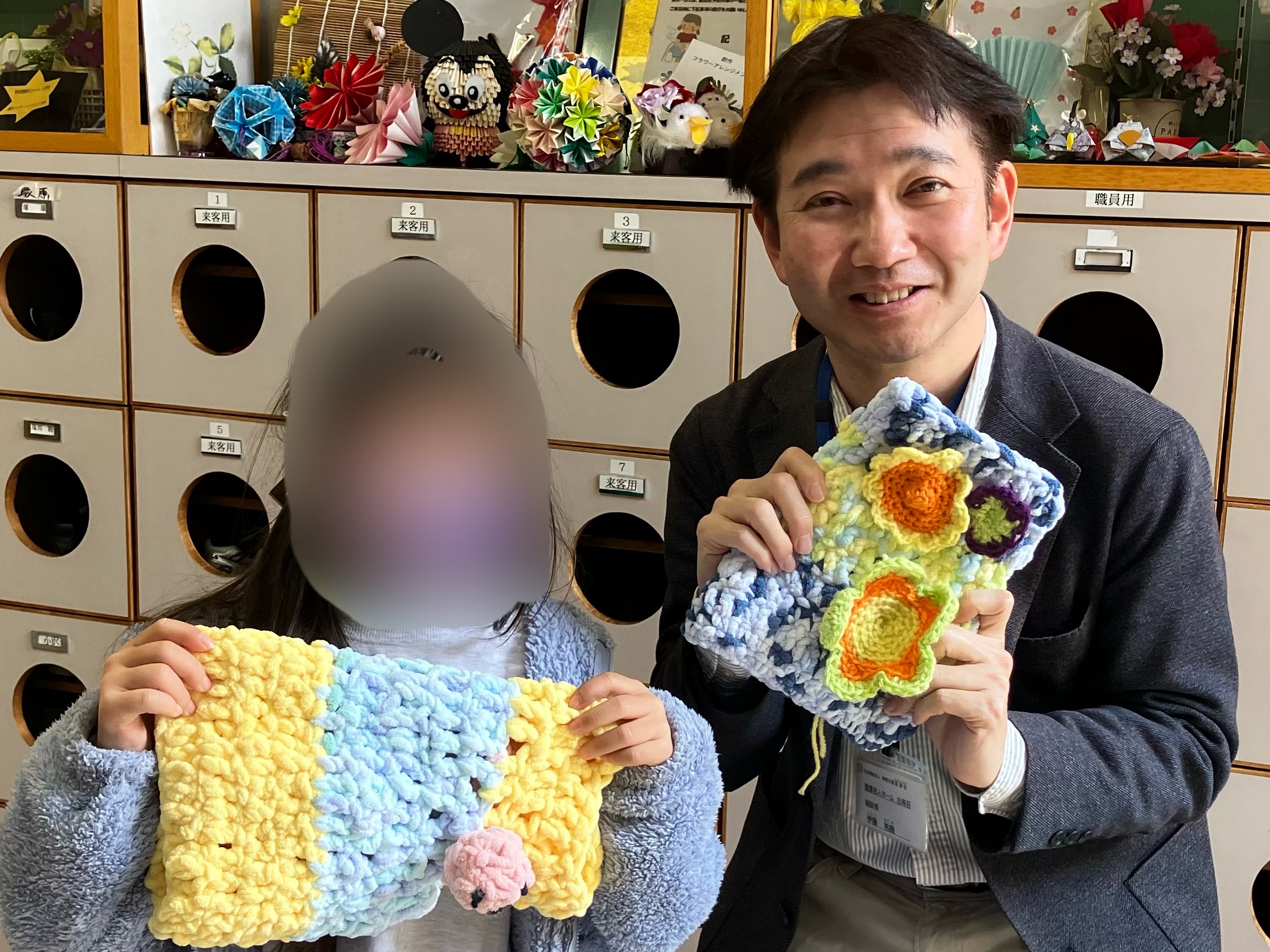 【心温まる贈り物】9歳の「職人」さんが手作りした認知症マフが届きました！