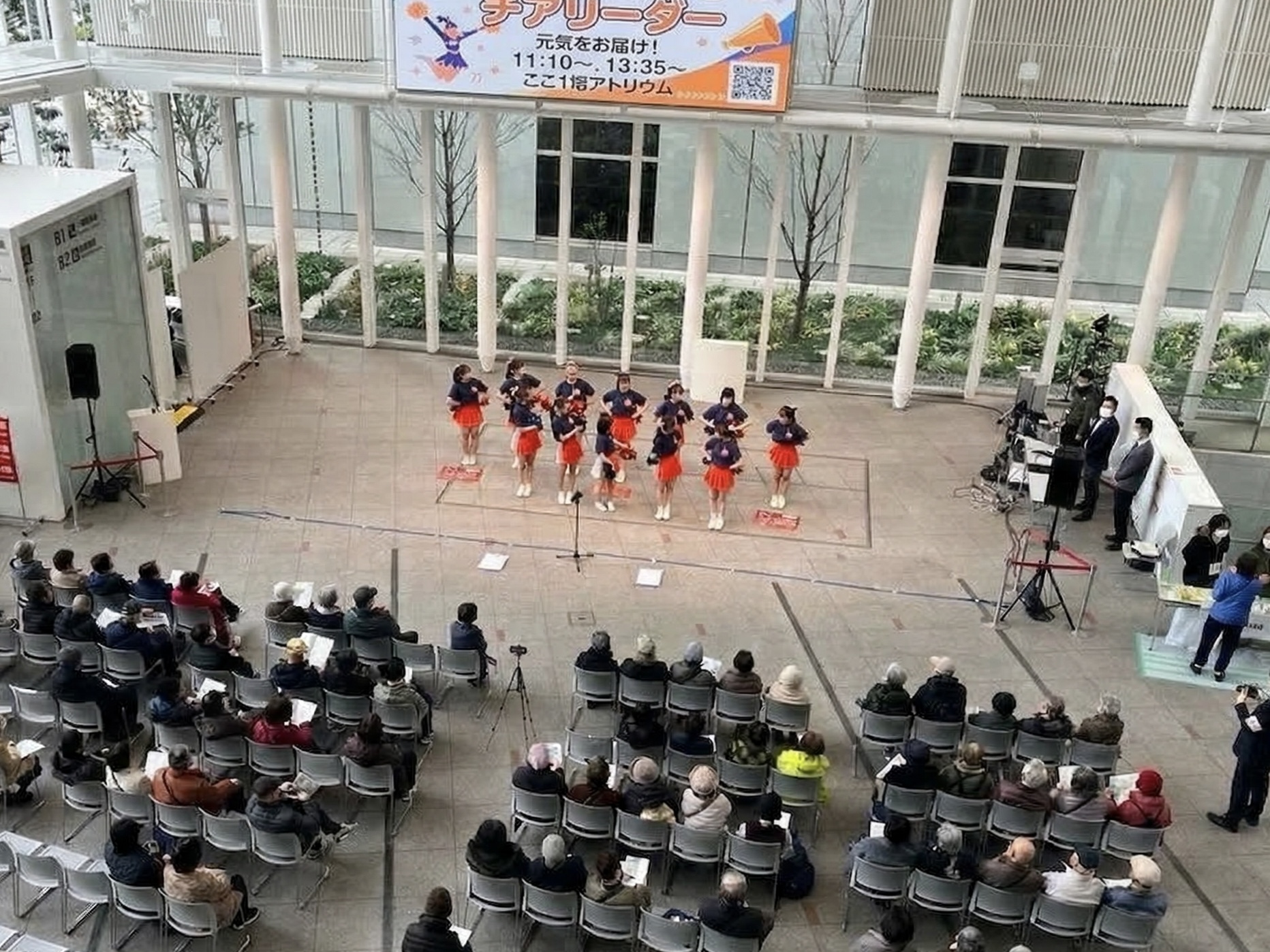 横浜市庁舎1階アトリウムで開催「親の介護、自分の老後、もう悩まない！「施設の選び方」 まるわかりフェア」— 400人超が来場。 “フェリス女学院大学体育会チアリーダー部MASTIFFS”②