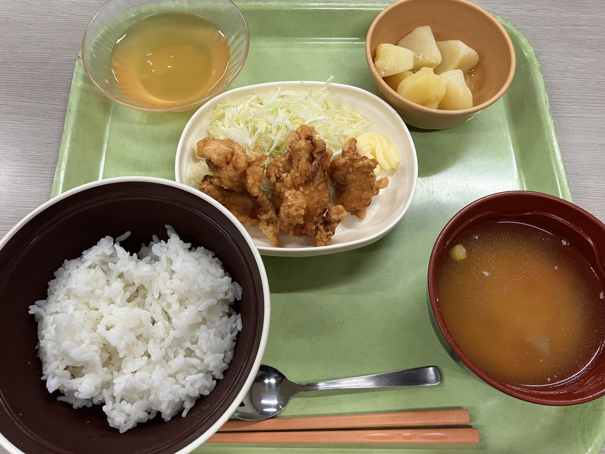 【お食事レポート】気分は北海道旅行！今月のご当地メニューは「ザンギ＆どさんこ汁」