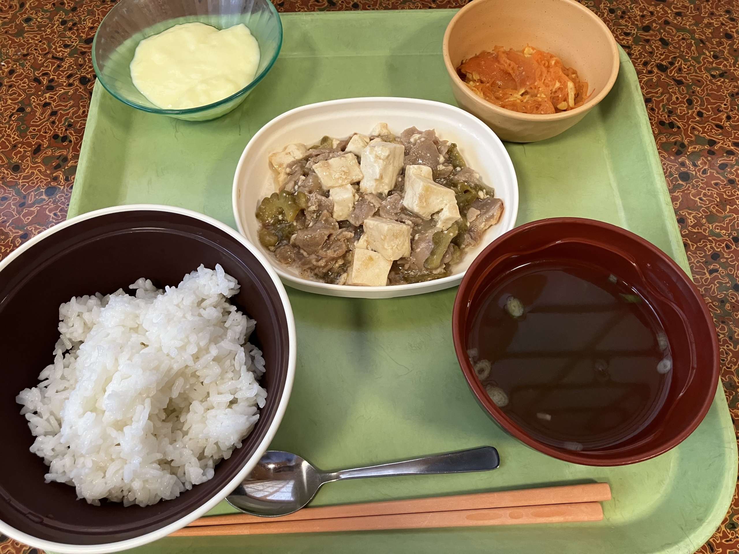 【ご当地グルメ】施設にいながら旅行気分！大好評の「沖縄県ご当地メニュー」を囲む笑顔の昼食時間