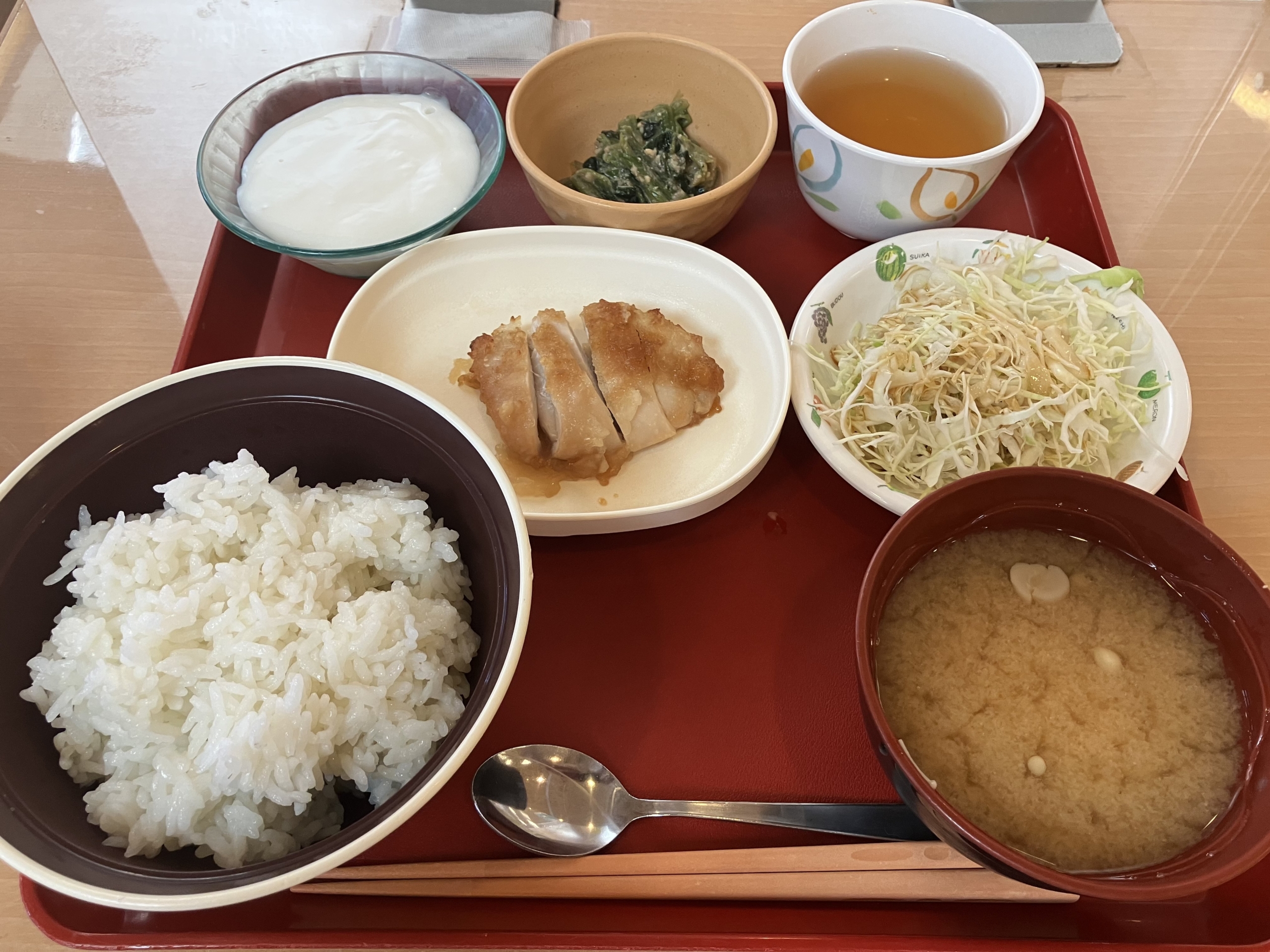 【白寿荘の日常】食で旅する「ご当地メニュー」！長野県名物の山賊焼き＆くるみ和え。