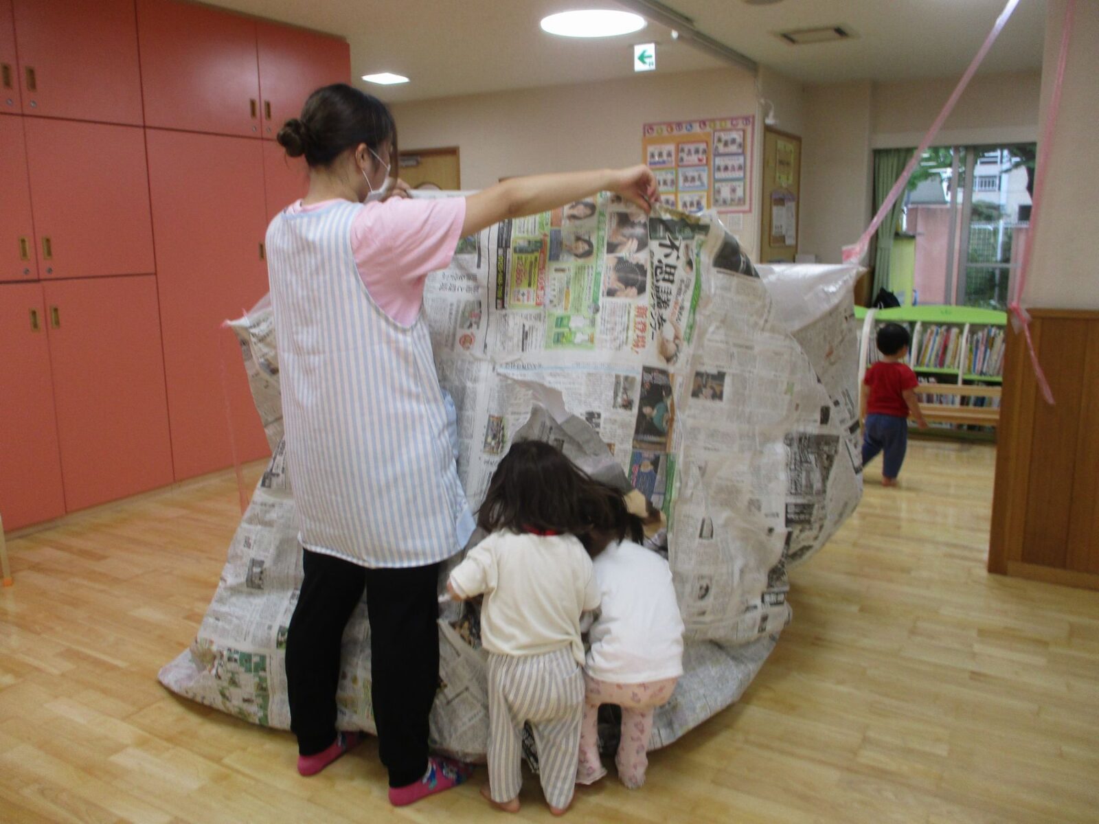 6月18日（木）１才児と遊ぼう（新聞紙あそび）を開催しました
