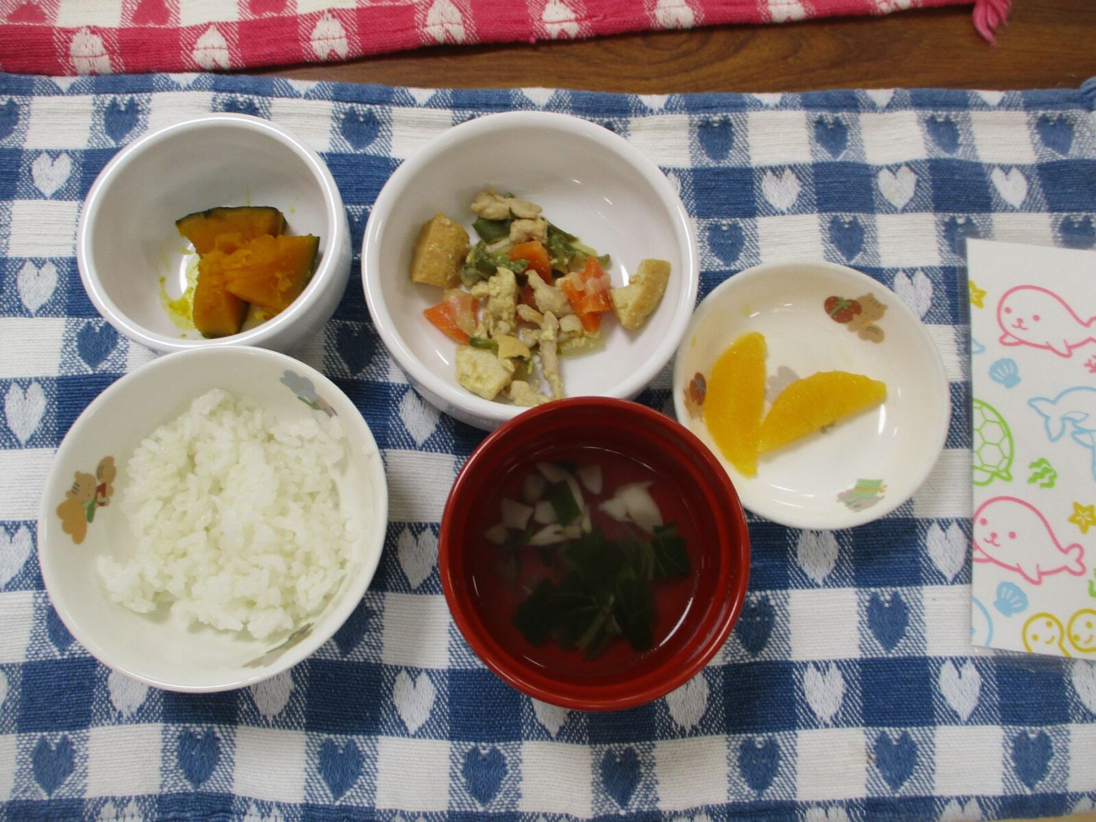 給食レストラン…じゃない！そしてパセリにあおむしの幼虫発見！