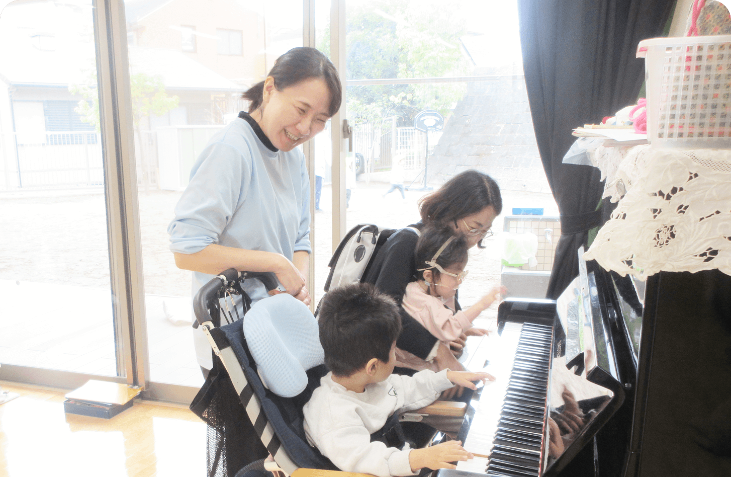 子どもたちが落ち葉を掃除している様子