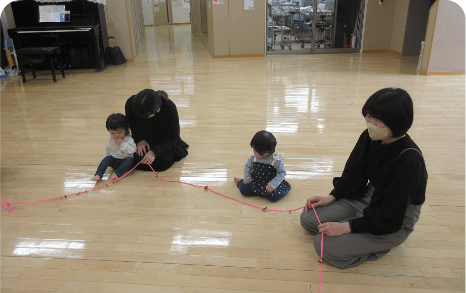 赤ちゃんが遊んでいる様子