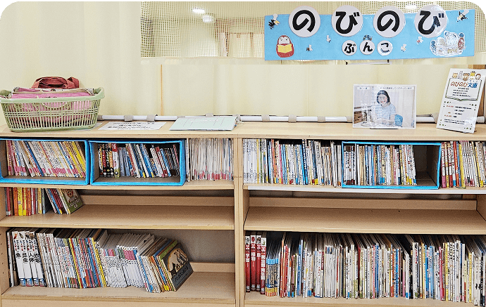 本棚に並ぶたくさんの絵本