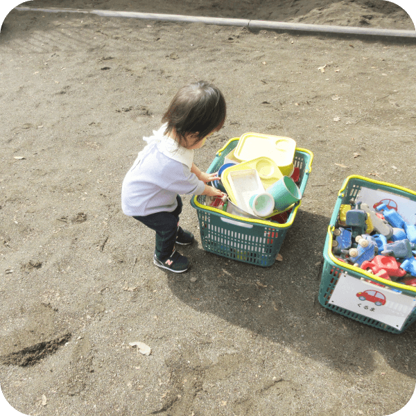 子どもたちが畳の上で寝転んでいる様子